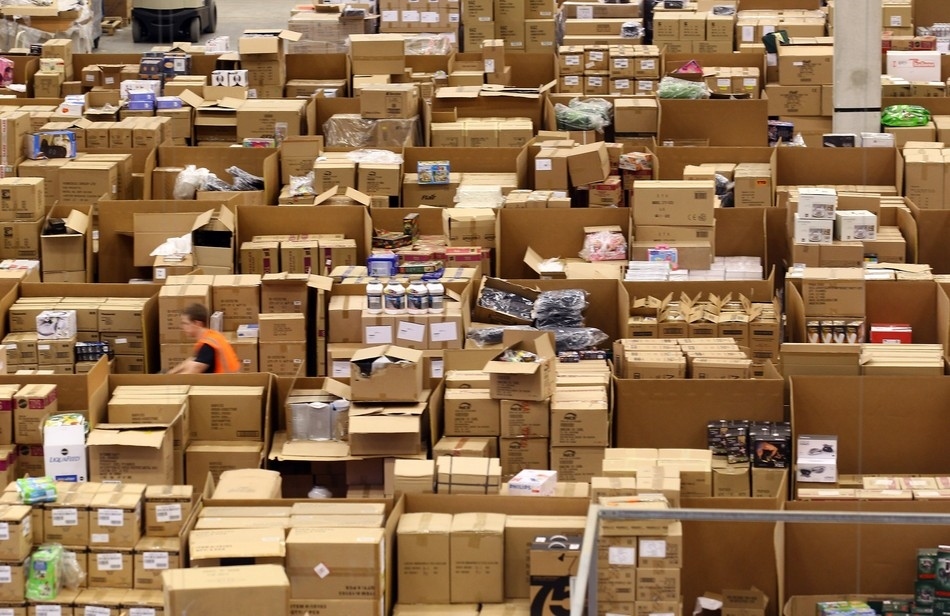 Огромное количество маленьких. Куча коробок с товарами. Куча коробок на складе. Много коробок на складе. Много коробок с товаром.